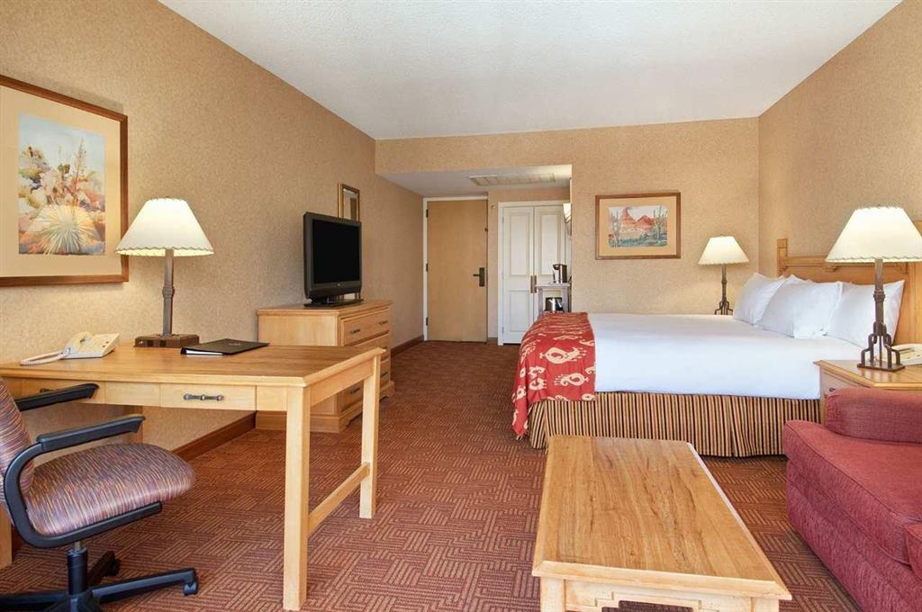 Hotel Hilton Airport 3*